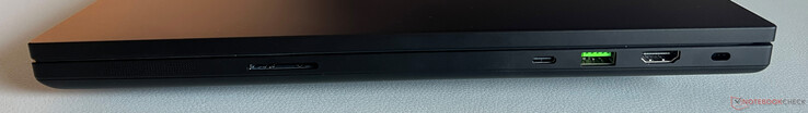 Rechts: SD-Kartenleser, USB-C 4.0 mit Thunderbolt 5 (120 GBit/s, DisplayPort 2.1 via dGPU, Power Delivery 3.0), USB-A 3.2 Gen.2 (10 GBit/s), HDMI 2.1, Kensington Security Slot