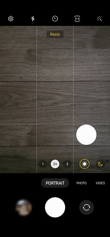 Ein erstes Bild zeigt den neuen 2x Zoom-Button im Porträt-Modus der Galaxy S23 Serie