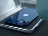 Das Apple iPhone 12 mini ist das kleinste, dünnste und leichteste 5G-Smartphone der Welt, und daran dürfte sich so schnell auch nichts ändern. (Bild: Apple)