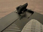 Die Tastatur kann noch stärker angewinkelt werden, alle Fotos sind ohne diese Erhöhung entstanden (Bildquelle: Notebookcheck)