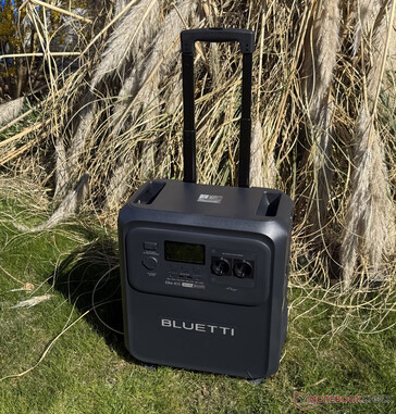 Die Bluetti Elite 400 wartet mit Teleskopgriff...