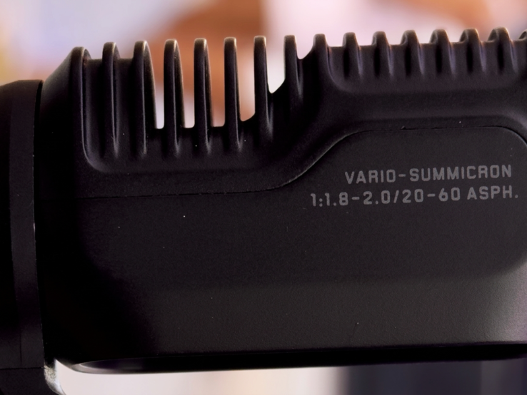 Nahaufnahme der Insta360 Luna Ultra zeigt Zoombereich von 20 bis 60 mm, was einem 3x optischen Zoom entspräche