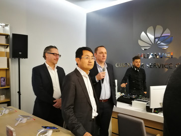 von links: Dirk Müller, Director Business Development Mobile Devices bei LetMeRepair; Walter Ji, Vice President WEU HUAWEI Consumer Business; Lars Kessler, Service Director Germany HUAWEI Consumer Business