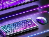 Im Bild: Die Lenovo Legion Y7MG Gaming-Mausneben einer Tastatur, einem Monitor und einer RGB-Tischbeleuchtung.
