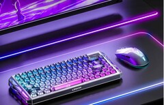 Im Bild: Die Lenovo Legion Y7MG Gaming-Mausneben einer Tastatur, einem Monitor und einer RGB-Tischbeleuchtung.