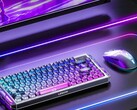 Im Bild: Die Lenovo Legion Y7MG Gaming-Mausneben einer Tastatur, einem Monitor und einer RGB-Tischbeleuchtung.