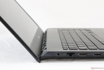 Die Steifigkeit des Scharniers ist zufriedenstellend und gleichmäßig, aber der maximale Winkel ist mit etwa 140 Grad recht klein