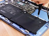 Microsoft hat seit dem Surface Pro 7 massive Verbesserung im Hinblick auf die Reparierbarkeit seiner Tablets gemacht. (Bild: iFixit)