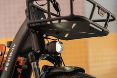 Korb und der 600 Lumen starke Scheinwerfer