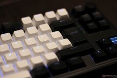 Die Beleuchtung der Tasten mit schwarzen Tastenkappen (z.B. Enter) ist deutlich weniger gut sichtbar