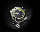 Die Breitling Super Chronomat B19 44 kombiniert ein Kohlefaserzifferblatt mit lindgrünen Akzenten im Valhalla-Design