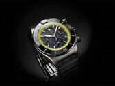 Die Breitling Super Chronomat B19 44 kombiniert ein Kohlefaserzifferblatt mit lindgrünen Akzenten im Valhalla-Design