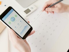 Hand hält ein Smartphone mit geöffneter Gesundheits-App