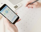 Hand hält ein Smartphone mit geöffneter Gesundheits-App