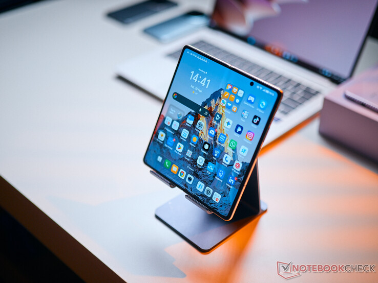 Das Honor Magic V6 bietet ein 120Hz AMOLED-Display