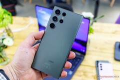 Das Samsung Galaxy S23 Ultra kommt mit einem S Pen, der komfortabel im Smartphone verstaut werden kann. (Bild: Daniel Schmidt, Notebookcheck)