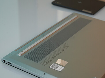 … die über 2 x 2 Kontaktpins aufgeladen werden. (Fotos: Andreas Sebayang/Notebookcheck.com)