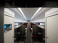 Sitzwagen mit Gepäckregalen davor. (Foto: Andreas Sebayang/Notebookcheck.com)