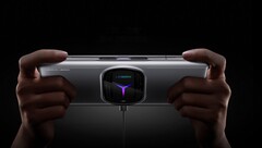 Das Lenovo Legion Y90 Gaming-Smartphone setzt auf ein ungewöhnliches Design mit RGB-Beleuchtung. (Bild: Lenovo)