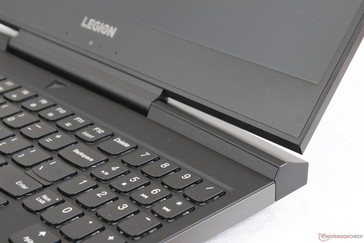 Kantigere Seiten und Ecken als bei seinem Legion-Y530-"Zwilling"