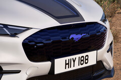 Der neue Ford Mustang Mach-E GT California Special bringt blaue Farbakzente auf die Straße.