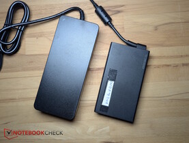 Links das klobige 180-W-Netzteil. Rechts daneben 250 W vom XMG Pro 16