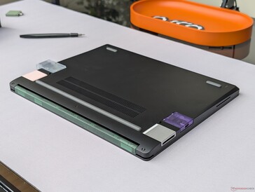 Die Unterseite des Laptop 13 Pro zeigt die vollständige Abwärtskompatibilität mit denselben Erweiterungskarten wie beim Laptop 13.5 und beim Framework Desktop.