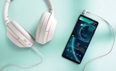 Das Sony Xperia 10 IV bietet eine ungewöhnliche Ausstattung, inklusive Kopfhöreranschluss. (Bild: Sony)