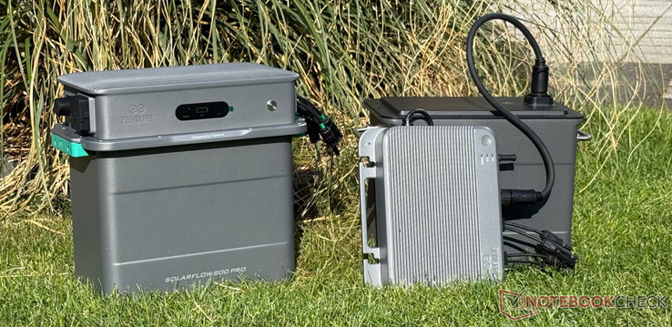 Zendure SolarFlow 800 Pro (links) und SolarFlow 800 mit AB2000X (rechts)