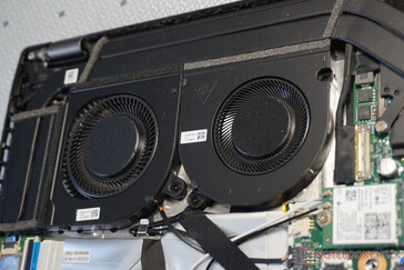 Der Doppellüfter leitet die Wärme auf nur einer Seite nach draußen.