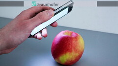 © Foto Fraunhofer IFF | Per Smartphone den Apfel auf Pestizid-Rückstände untersuchen - das ist bald möglich.