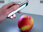 © Foto Fraunhofer IFF | Per Smartphone den Apfel auf Pestizid-Rückstände untersuchen - das ist bald möglich.