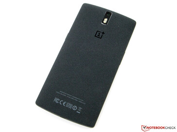 Die Rückseite des OnePlus One war außergewöhnlich: In Sandsteinhaptik und geschwungen.