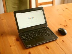 Windows-Notebook auf einem Holztisch mit geöffneter Google-Startseite im Browser