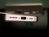 Kleine Geräte wie Smartphones müssen bald mit USB-C ausgestattet sein. (Bild: Samuel Angor)