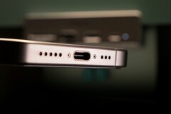 Kleine Geräte wie Smartphones müssen bald mit USB-C ausgestattet sein. (Bild: Samuel Angor)