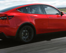 Neuzulassungen: Tesla Model Y dominiert weiter bei den BEVs, Mercedes C-Klasse bei den PHEVs.