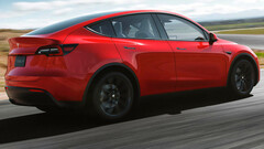 Neuzulassungen: Tesla Model Y dominiert weiter bei den BEVs, Mercedes C-Klasse bei den PHEVs.