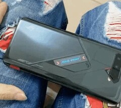 Mit Ticker-Display an der Rückseite: Das ROG Phone 4, möglicherweise als ROG Phone 5 startend, bekommt von Asus ein Zweitdisplay verpasst.