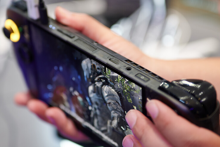 Asus' neues Gaming-Handheld hat einen Schacht für MicroSD Express.
