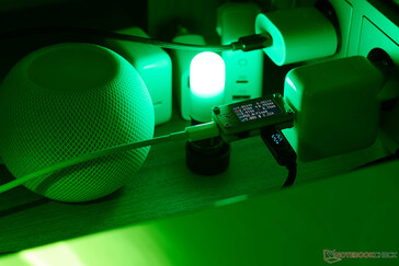 Apples zum Verwechseln ähnliches 30-Watt-Netzteil funktioniert hingegen ohne Probleme. (Foto: Andreas Sebayang/Notebookcheck.com)