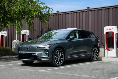 Ab dem vierten Quartal 2026 können Fahrer von vollelektrischen Volvo-Modellen wie dem kompakten EX30 mehr als 20.000 Tesla-Supercharger in ganz Europa direkt über die werkseigene Smartphone-App nutzen.
