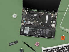 Ein Werbefoto des Framework Laptop 13, das sein Innenleben zeigt