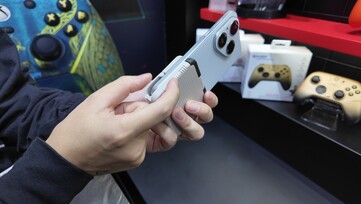 Es hat Schulterknöpfe auf der Rückseite. (Bildquelle: @yoshivesmovie auf X)