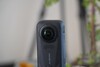 Die Insta360 X6 ist mit zwei größeren 1/1,1-Zoll-Sensoren ausgestattet