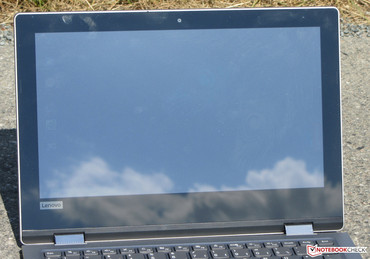 Das Yoga im Freien (fotografiert bei strahlendem Sonnenschein; direkte Sonneneinstrahlung)