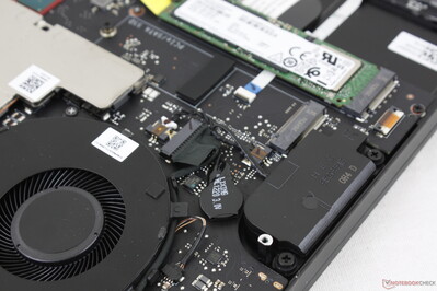 Die Lautsprecher sind an den Seiten der Tastatur positioniert und geben nach oben aus. Auch bei maximaler Lautstärke vibriert die Handballenablage nicht mit