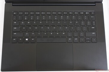 Keine Veränderungen bei der Tastatur, seinem Layout oder dem großen Touchpad. Die Oberflächen sind weiterhin anfällig für Fingerabdrücke