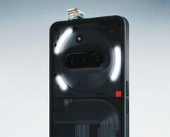Das Nothing Phone (3a) setzt auf ein ungewöhnliches Design mit LED-Streifen.
