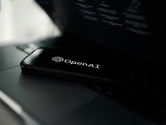 OpenAI-Logo auf einem Smartphone